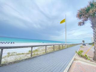 Helena's Place, Fully Renovated Exclusive End Unit Townhouse - Destin - 9
