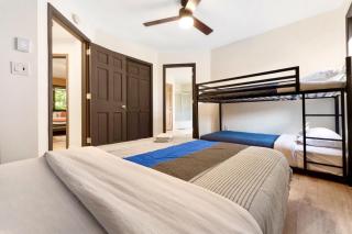 Spacious Waterfront Mansion wHot tubPoolTable - East Stroudsburg - 2