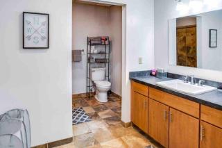 NY Style Centric Loft with King Bed by Park av - Rochester - 7