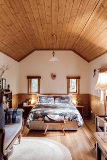 Hideaway Farmlet Romantic Cottage with Miniature Goats - Penguin - 9