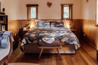 Hideaway Farmlet Romantic Cottage with Miniature Goats - Penguin - 2