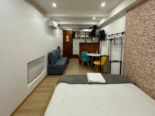 George's Studio Apartment on Liberty Square - 2