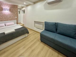 George's Studio Apartment on Liberty Square - 1