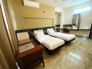 Hotel Prasanth - Ernakulam - 1