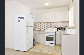 Affordable Inglewood apartment+Pool - Perth - 3