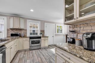 Bright and Modern Close to Everything - Charlotte - 7