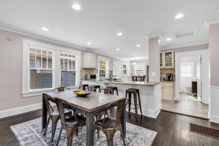 Bright and Modern Close to Everything - Charlotte - 2