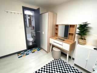 white room private bathroom Red Panda Guesthouse - Seul - 7