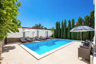 Family House Rose with Pool - Happy Rentals - Pinezići - 0