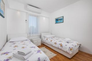 Family House Rose with Pool - Happy Rentals - Pinezići - 4