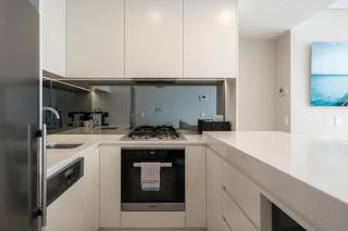 Stunning 2BR with Harbour Views in Bondi Junction - Sydney - 4