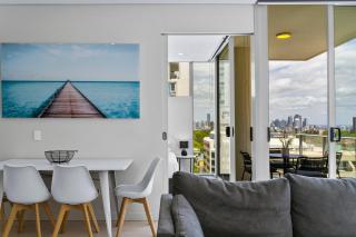 Stunning 2BR with Harbour Views in Bondi Junction - Sydney - 3