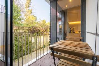 Primrose 1BR Delight w Parking by LovelyStay - Porto - 4