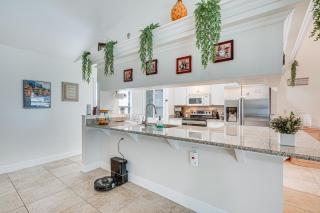 5 Mi to Downtown Cape Coral Retreat with Lanai! - 2