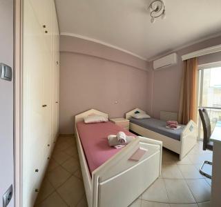 3rd-Floor Apartment Near City Center - 4