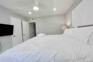 Beautiful Madeira Beach 1 Bed Condo With Boat Dock - St Pete Beach - 6