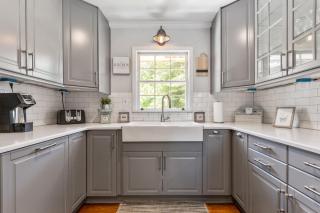 Fully Fenced Rustic Home Minutes From Truist Park - Atlanta - 2