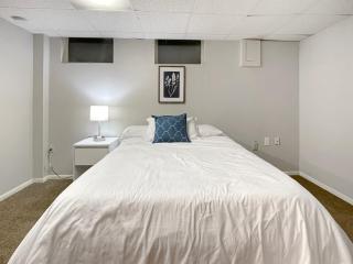 Family Friendly 3 Br 2 Bath Duplex Sleeps 9! - Des Moines - 2