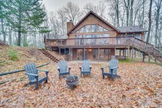 Cozy Wisconsin Cabin with Deck, Kayaks and Lake Views! - Hayward - 0