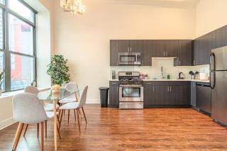 McCormick Place 420 friendly 3BR/2BA with optional Parking for up to 8 guests - Chicago - 2