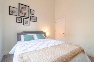 City Views and Convenient 3BR Suite for Group of 8 Guests Near McCormick, Shedd Aquarium, Museum Campus & Navy Pier - 3