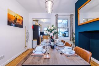 NEW! Spacious 2-bed home in Chester City-Centre by 53 Degrees Property, ideal for Couples & Small groups, Great Location - Sleeps 5 - 2