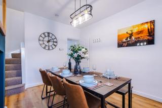 NEW! Spacious 2-bed home in Chester City-Centre by 53 Degrees Property, ideal for Couples & Small groups, Great Location - Sleeps 5 - 4