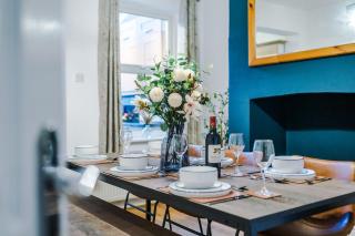 NEW! Spacious 2-bed home in Chester City-Centre by 53 Degrees Property, ideal for Couples & Small groups, Great Location - Sleeps 5 - 1