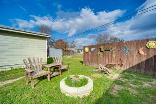 Cozy Canyon Lake Cottage Rental with Private Hot Tub - 9