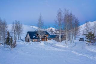 Gorgeous Log Cabin Close to Town with Hot Tub - Hailey - 0