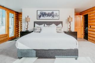 Gorgeous Log Cabin Close to Town with Hot Tub - Hailey - 3
