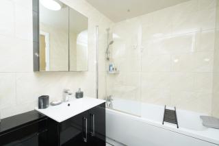 Luxe & Stylish Central Luton 2Bed Apt - Fast Wi-Fi & Private Patio - Luton - 1