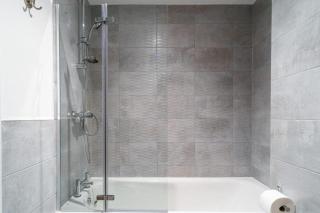 Stylish & Spacious Salford Quays one bedroom high floor apartment with balcony - 4