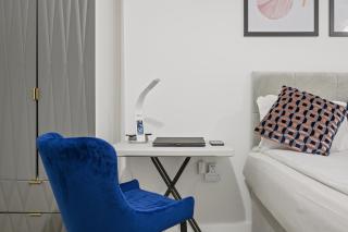 Stylish & Spacious Salford Quays one bedroom high floor apartment with balcony - 3