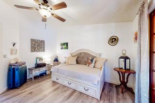 Honey Hope Ranch Guest House - 7