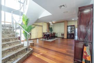 The Iconic Luxury 4BR Penthouse Near to Jumeirah Beach and Infront of DMCC Metro Station - Dubai - 1