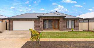 Popular Luxury Villa Kialla Shepparton - 4