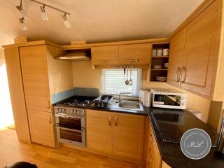 Palm Grove 132 - pet friendly, WiFi, central heating, close to shops and beach - Meadow Lakes Caravan & Lodge Hire - Chapel Saint Leonards - 6