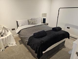 Modern Old Picture House City Centre Apartment 2 Bed - 1 Covered Secure Parking Space - Lichfield - 7