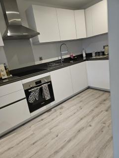Spring Stays In Modern And Cozy 2 Bed City Centre Apartment With Free Secure Parking Space - Lichfield - 5