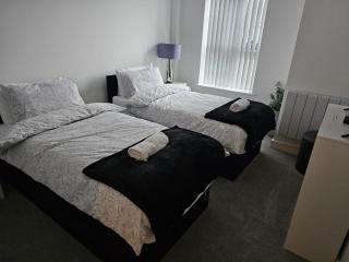 Spring Stays In Modern And Cozy 2 Bed City Centre Apartment With Free Secure Parking Space - Lichfield - 4