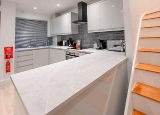 Modern 2 Bed Split Level Maisonette with Parking - Londra - 1