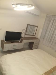 2-Bed - Sleeps 4 - with Parking - 4