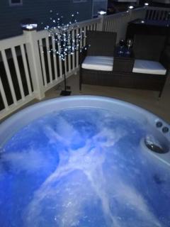 Great Caravan With Large Decking Area And Private Hot Tub, Ref 95016Sw - Tattershall - 8