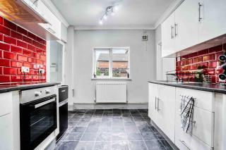 Spacious 3-bed with Free Parking - 4