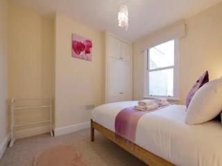 Pass the Keys Modern and Spacious Terrace in Central Cambridge - 3