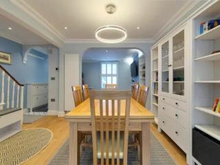 Pass the Keys Centrally located modern and spacious 3 Bed terrace - 2