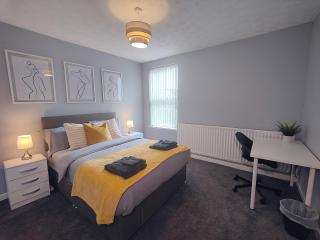 Large 3 bed House Wolverhampton Families and Contractors - Wolverhampton - 3