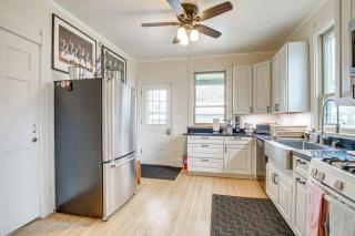 Lovely Elkhart Lake Apartment - Walk to Town! - Elkhart Lake - 2