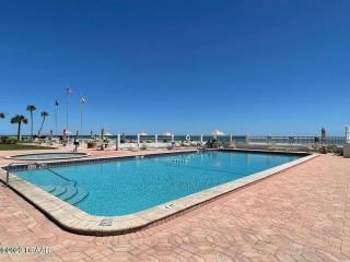 Purple Reign: A Chic, Romantic Oceanfront Getaway - Sleeps 4 - Daytona Beach - 7